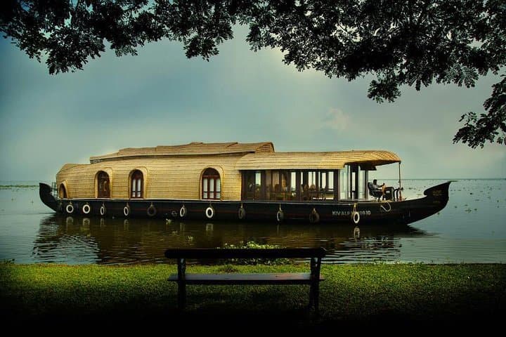Blissful Kerala: Six-Day Backwaters, Tea Country & Wildlife Tour