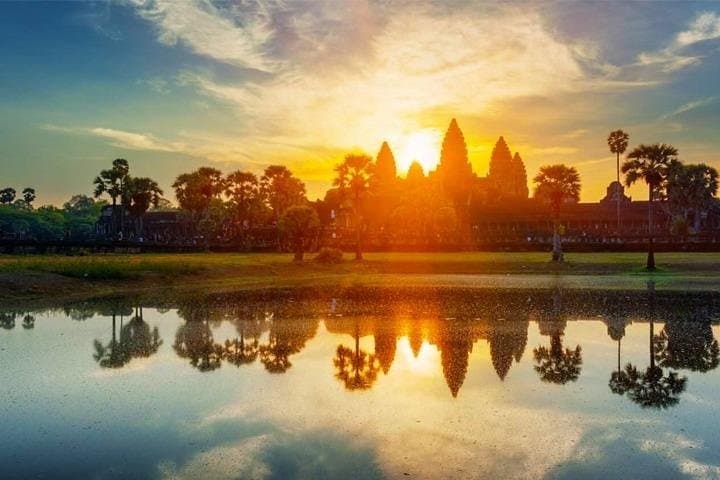 Sunrise at Angkor Wat: Private Full-Day Temple Tour from Siem Reap