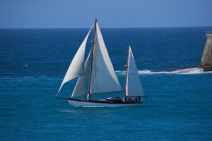 Sunset Sailing on La Concha: Classic Yacht Cruise in San Sebastián photo 5