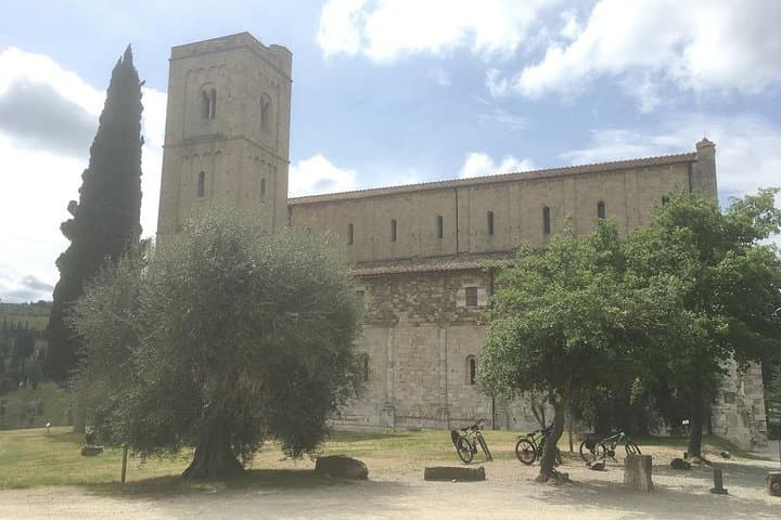 Brunello E-Bike Tour: Montalcino Vineyards & Sant'Antimo Abbey photo 4