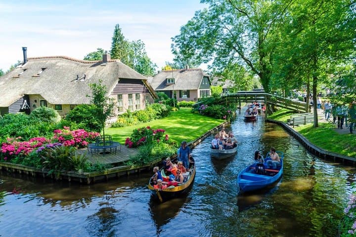 Glide Giethoorn: Private Day Tour and Boat Ride from Amsterdam