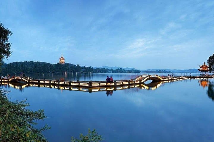 Hangzhou West Lake Day Tour: Leifeng Pagoda, Su Causeway & Songcheng