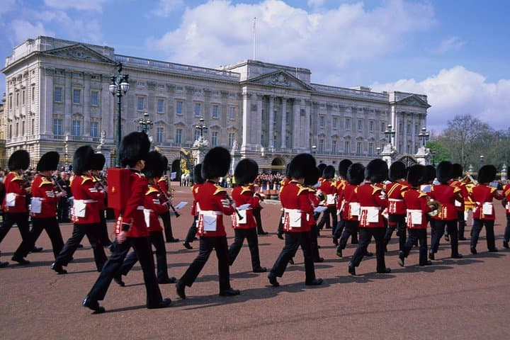 Full-Day Private London Tour — Buckingham, Tower & Thames Highlights