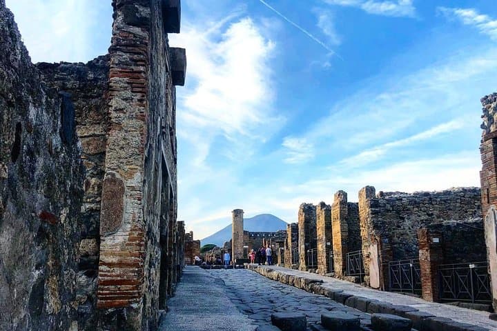 Pompeii Skip-the-Line: Small-Group Guided Tour of the Ancient City photo 4