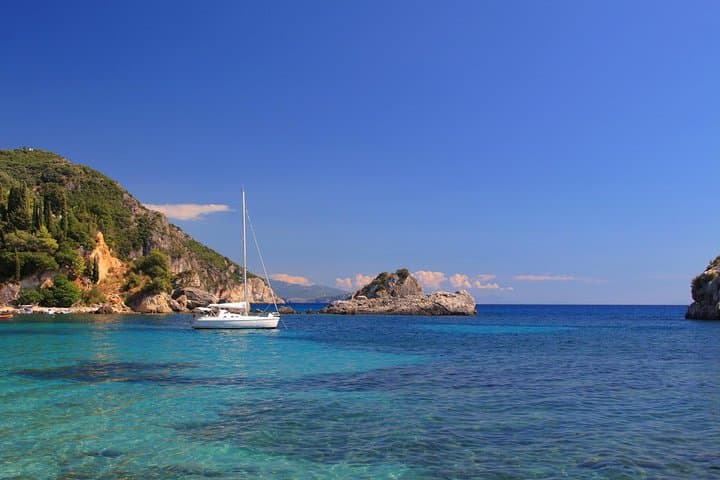 Santorini Private Catamaran Cruise: Volcano, Hot Springs & Thirassia Day Trip