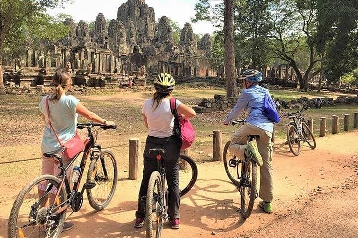 Angkor Wat & Bayon Smiling Temple Bike Tour — Siem Reap Cycling Guide photo 4