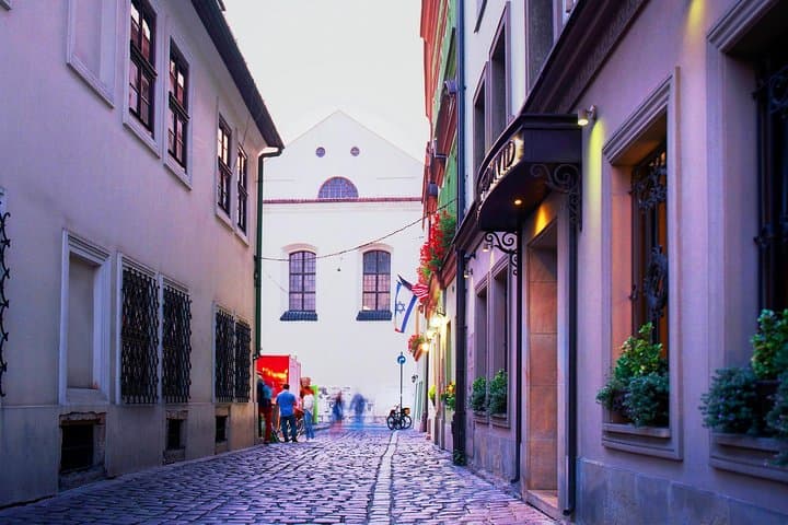 Kazimierz and the Ghetto: 60-Minute Golf Cart Tour of Kraków's Jewish Quarter and Schindler's Factory