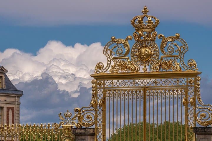 Private Versailles Palace Tour with Reserved Entry & Garden Access