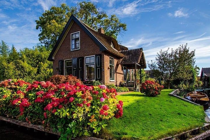 Glide Giethoorn: Private Day Tour and Boat Ride from Amsterdam photo 4