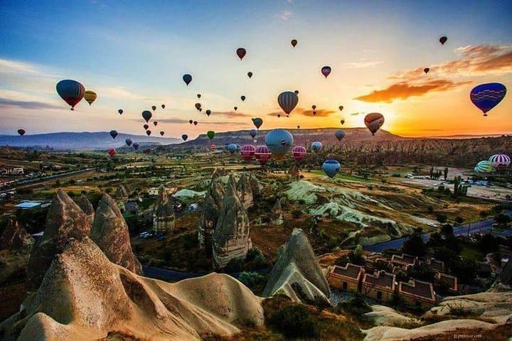 Sunrise Hot Air Balloon Over Goreme Valley — Cappadocia Flights & Practical Tips