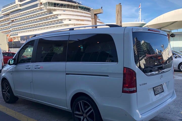 Smooth Arrival: Luxury Auckland Airport to CBD Passenger Transfers photo 4