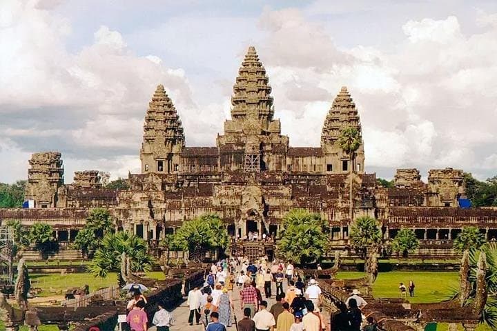 Angkor Wat Sunrise Tour from Siem Reap: Bayon, Ta Prohm & Angkor Thom photo 4