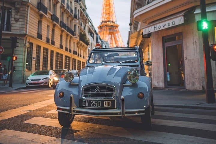Paris in a Citroën 2CV: A 3-Hour Vintage City Cruise