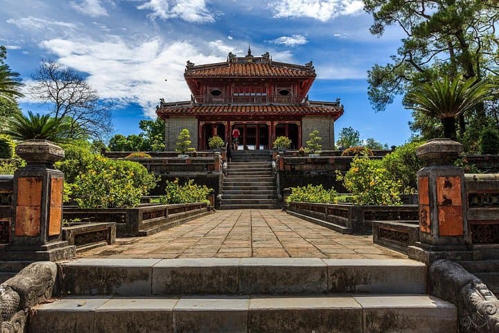 Hue Day Tour: Dragon Boat, Imperial Citadel & Royal Tombs