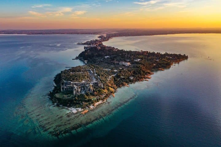 Sunset Boat Tour of Sirmione Peninsula with Prosecco