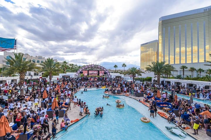 Las Vegas Private Party Bus Dayclub Crawl — VIP Pool Party Tour