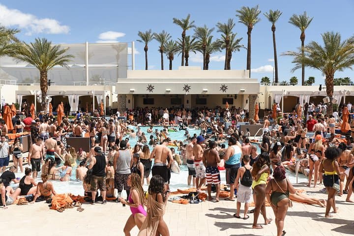 Las Vegas Private Party Bus Dayclub Crawl — VIP Pool Party Tour photo 2