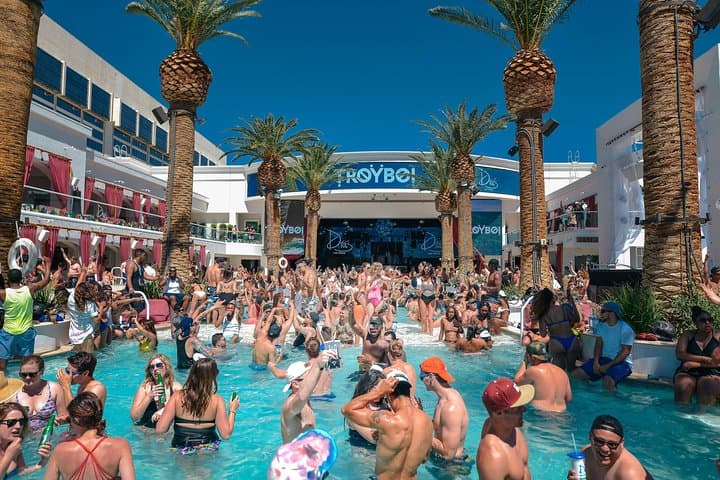 Las Vegas Private Party Bus Dayclub Crawl — VIP Pool Party Tour photo 3