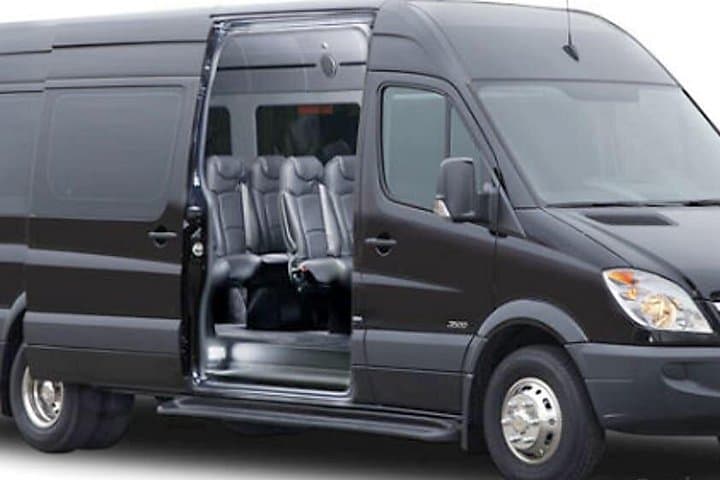 Private NYC Airport Arrival Transfer — JFK, LaGuardia & Newark to Manhattan photo 1