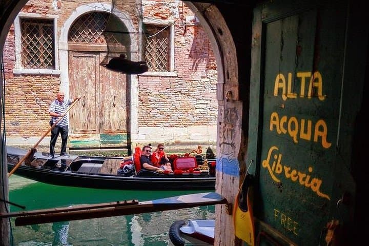 Family-Friendly Private Walking Tour in Venice — Rialto, Gelato & Castello photo 2