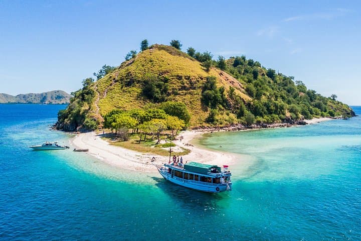 Komodo Sailing Cruise: 3-Day Private Komodo Dragon, Pink Beach & Snorkel Adventure photo 2
