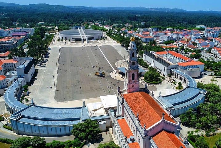 From Medieval Streets to Stalactites: Óbidos, Mira d'Aire Caves & Fátima Day Tour