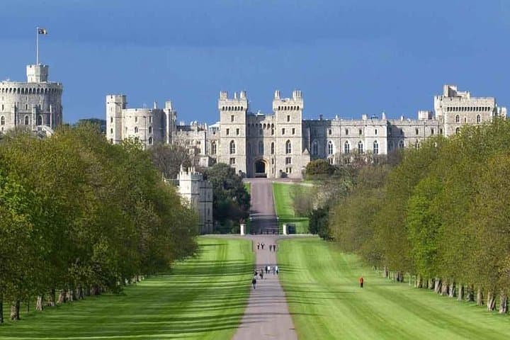 Private Chauffeured Minivan to Windsor Castle: 4‑Hour Luxury Transfer from London photo 5