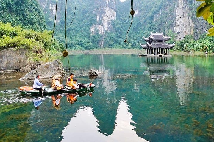 Trang An, Hoa Lu & Mua Cave: One-Day Private Tour from Hanoi