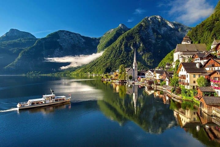 Salzburg to Vienna Private Transfer with 3-Hour Hallstatt Stop