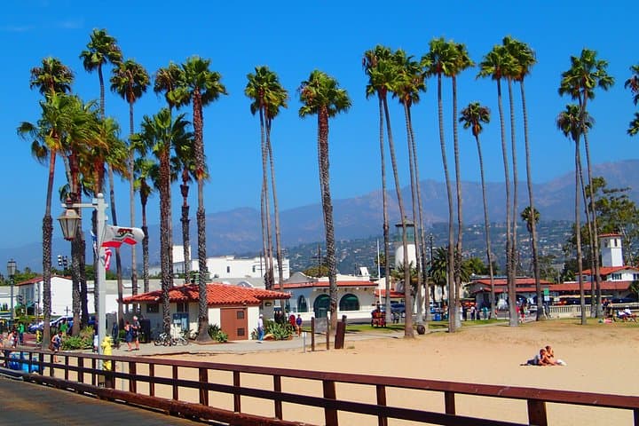 Santa Barbara Scavenger Hunt: 3-Hour Waterfront & Courthouse City Game
