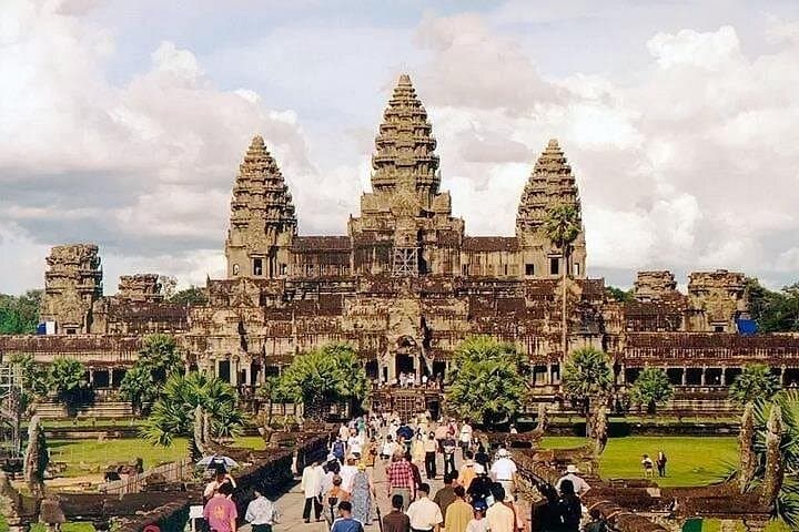 Sunrise at Angkor Wat: Small-Group Siem Reap Temple Tour photo 1