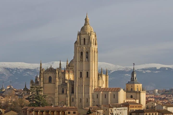 Segovia Private Half-Day Walking Tour: Aqueduct, Cathedral & Alcázar photo 2