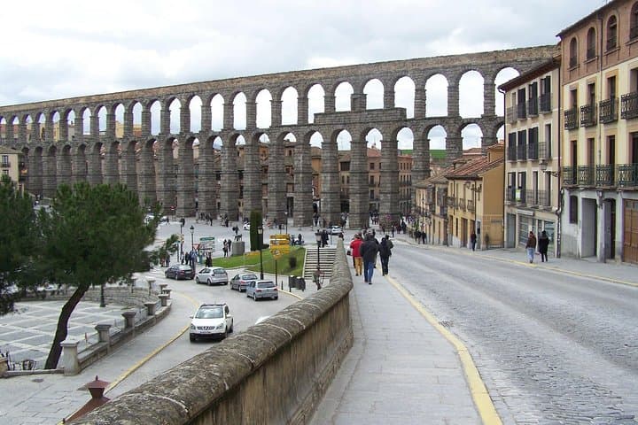 Segovia Private Half-Day Walking Tour: Aqueduct, Cathedral & Alcázar