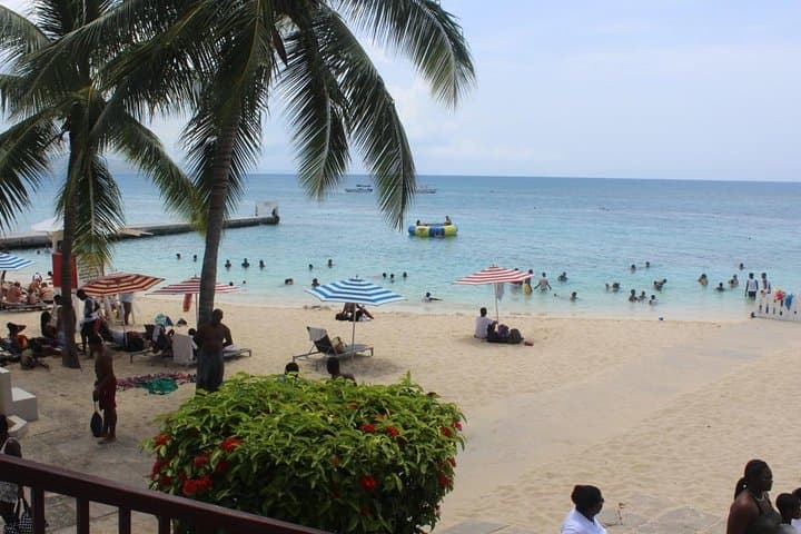 Doctor's Cave Beach & Hip Strip Shopping — Montego Bay Day Trip photo 3