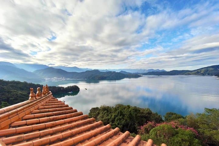 Sun Moon Lake Day Tour from Taichung: Bike, Ferry & Cable Car photo 1