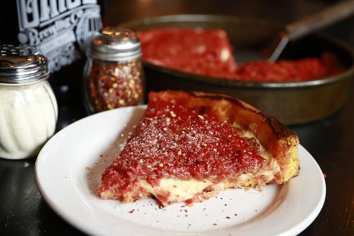 Downtown Chicago Walking Pizza Tour: Taste Deep-Dish, Neapolitan & Roman in River North
