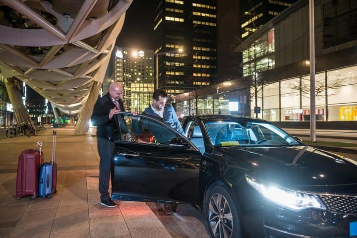 Private Departure Transfer from Abu Dhabi Hotels to AUH — Direct Door-to-Door Ride
