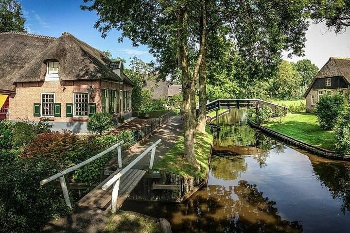 Private Giethoorn Day Trip from Amsterdam: Canal Cruise & Self-Drive Boat Options photo 4