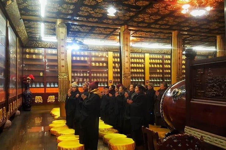 Day Trip to Mt Emei: Hike Temples, Monkeys & the Golden Summit from Chengdu photo 4