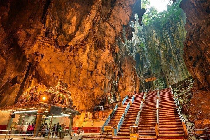 Countryside and Batu Caves Day Tour from Kuala Lumpur — Batik, Pewter & Limestone Temples photo 2