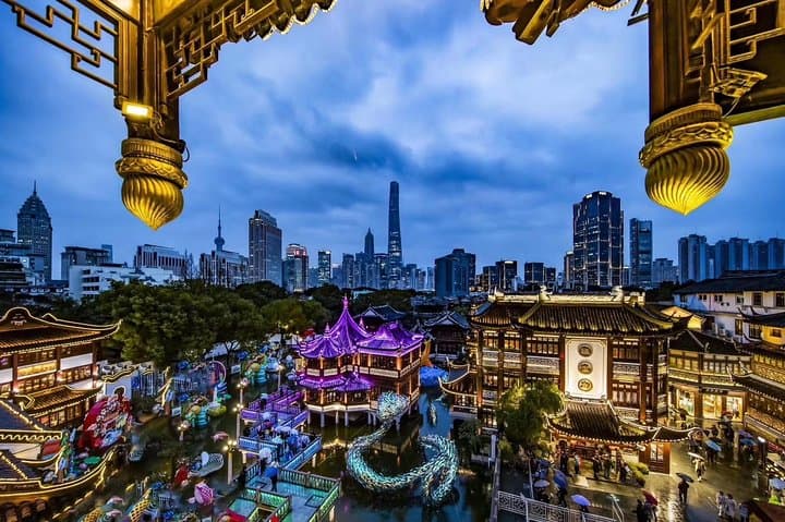 Shanghai VIP Huangpu River Night Cruise with Dinner and Guided Tour photo 3