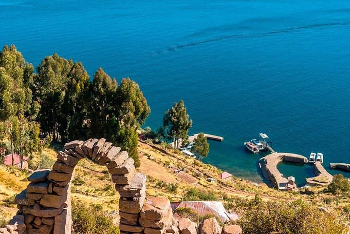 Speedboat to Uros and Taquile: Full-Day Lake Titicaca Cultural Cruise