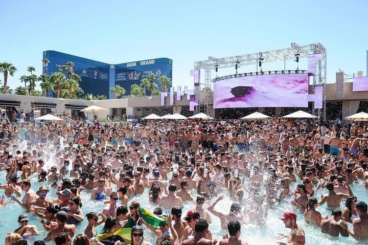 Las Vegas Rockstar Pool Party Crawl: VIP Entry & Party Bus Party Bus Tour photo 6