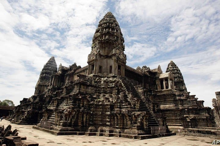 Siem Reap Small-Circle Temple Tour — Angkor Wat, Ta Prohm & Angkor Thom in One Day photo 4
