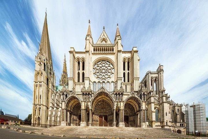Palace to Cathedral: Private Versailles and Chartres Day Tour from Paris