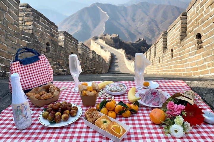 Huanghuacheng Great Wall Hiking: Private Day Tour and Picnic from Beijing