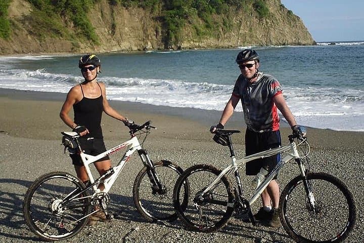 Bike Tour to Los Frailes Beach and Agua Blanca: Puerto López Day Adventure