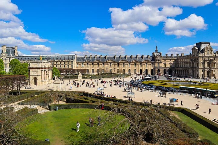 VIP Paris in a Day: Montmartre, Louvre & Seine Cruise