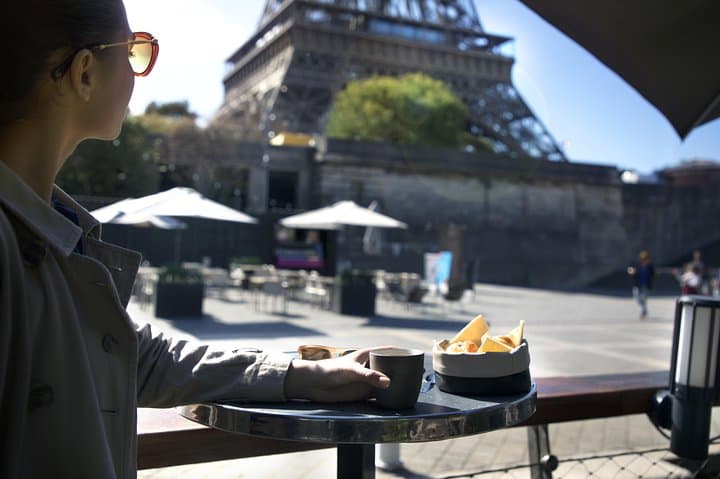Seine Lunch Cruise from the Eiffel Tower: 1-Hour Sightseeing & 3-Course Meal