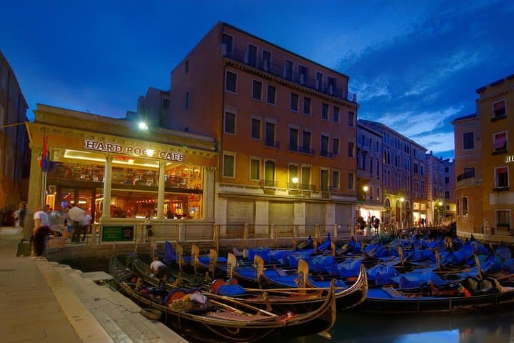 Hard Rock Cafe Venice: Skip-the-Line Meal with Canal Views and Rock Memorabilia